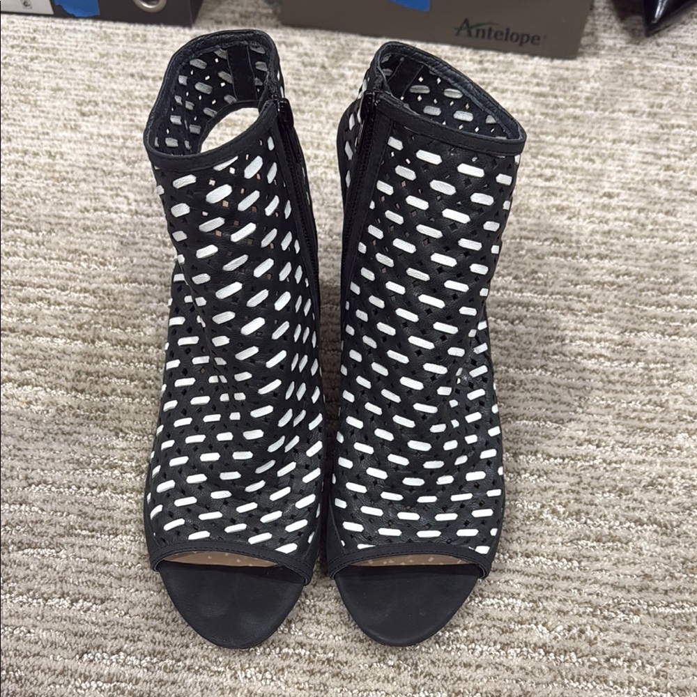 Nina New York Originals Women's Black and White Peep Toe Shoes Size 10